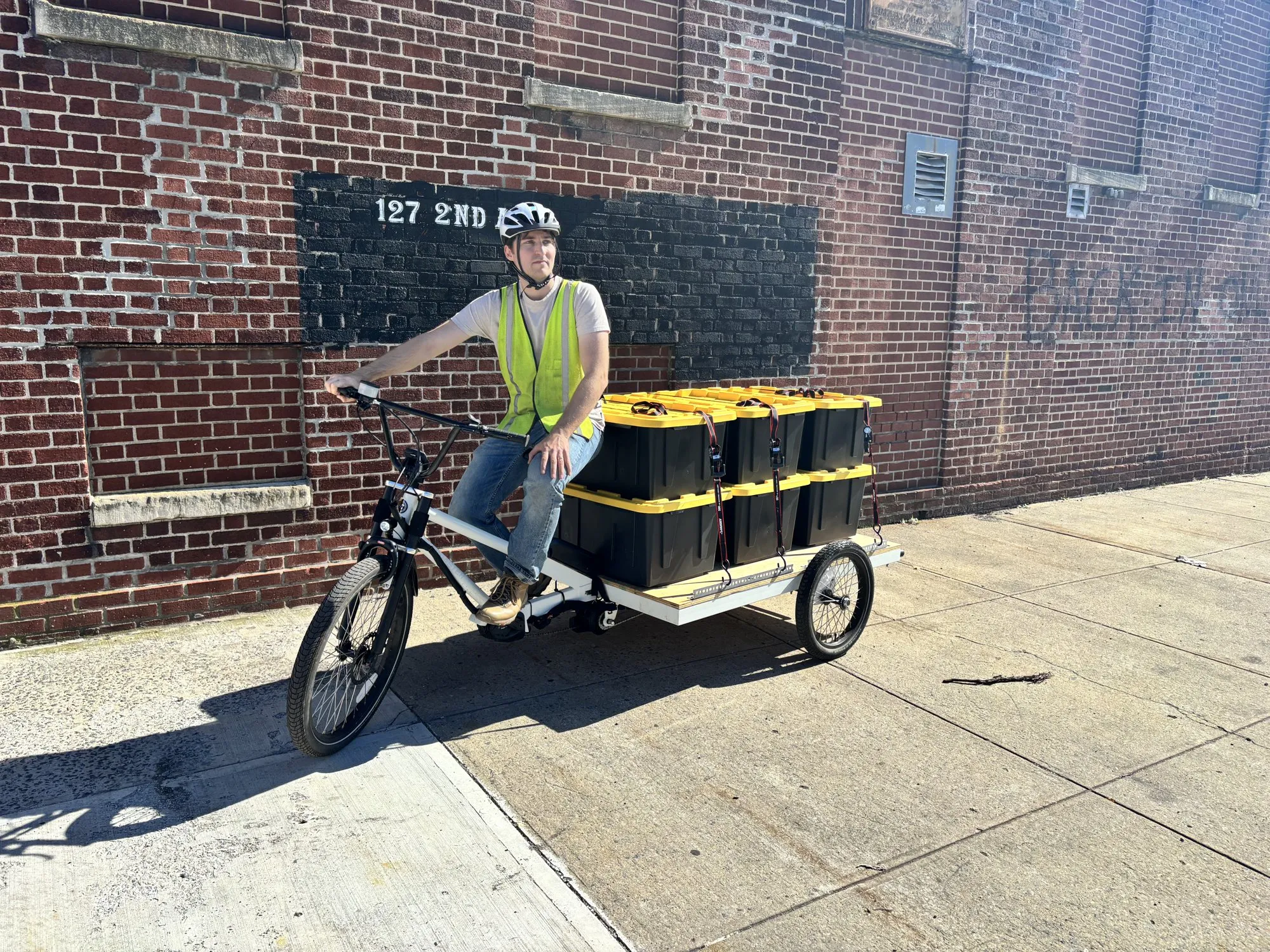 Cargo bike with the flatbed trailer fully loaded